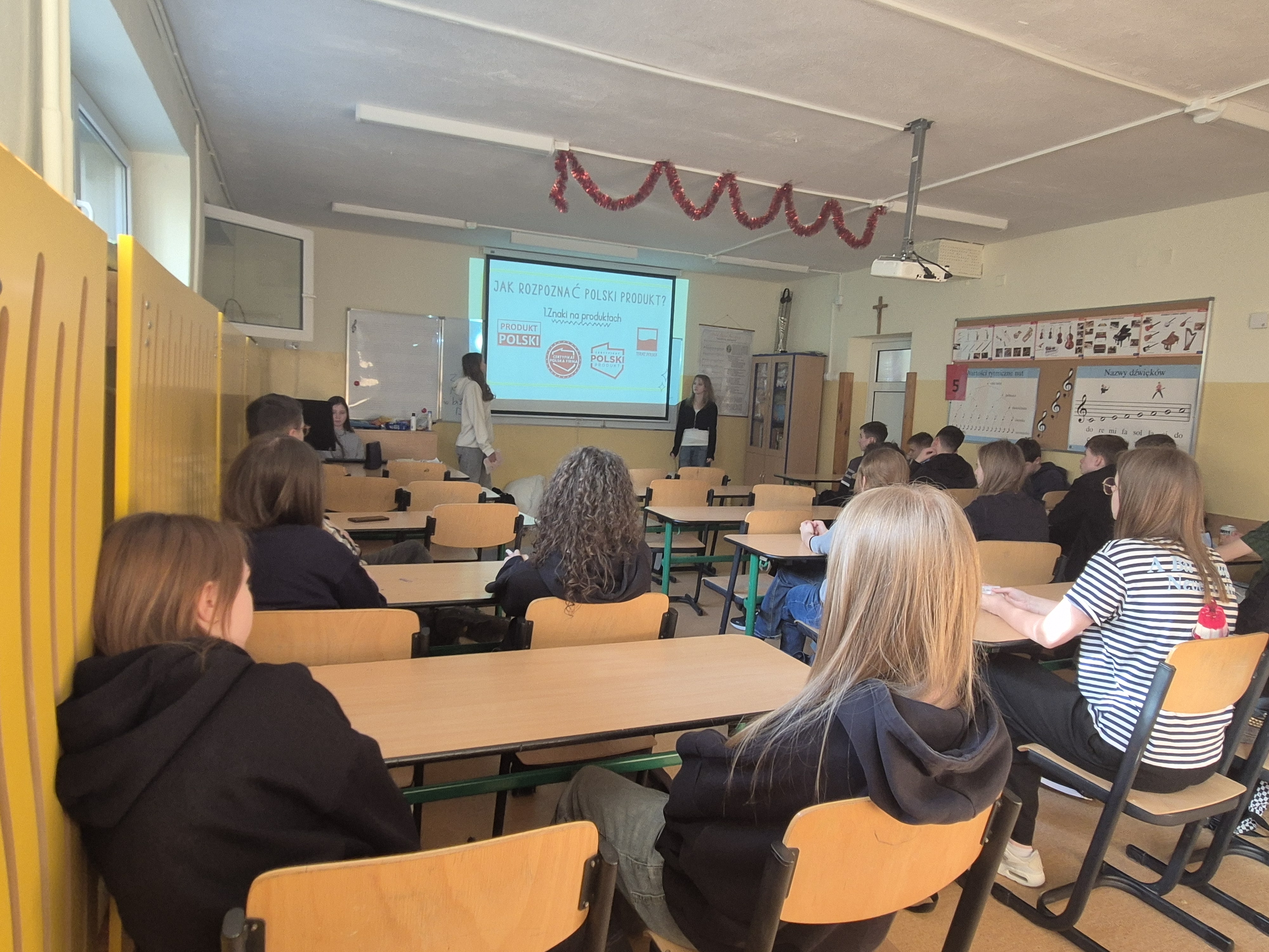 uczennice podczas prelekcji w klasiie